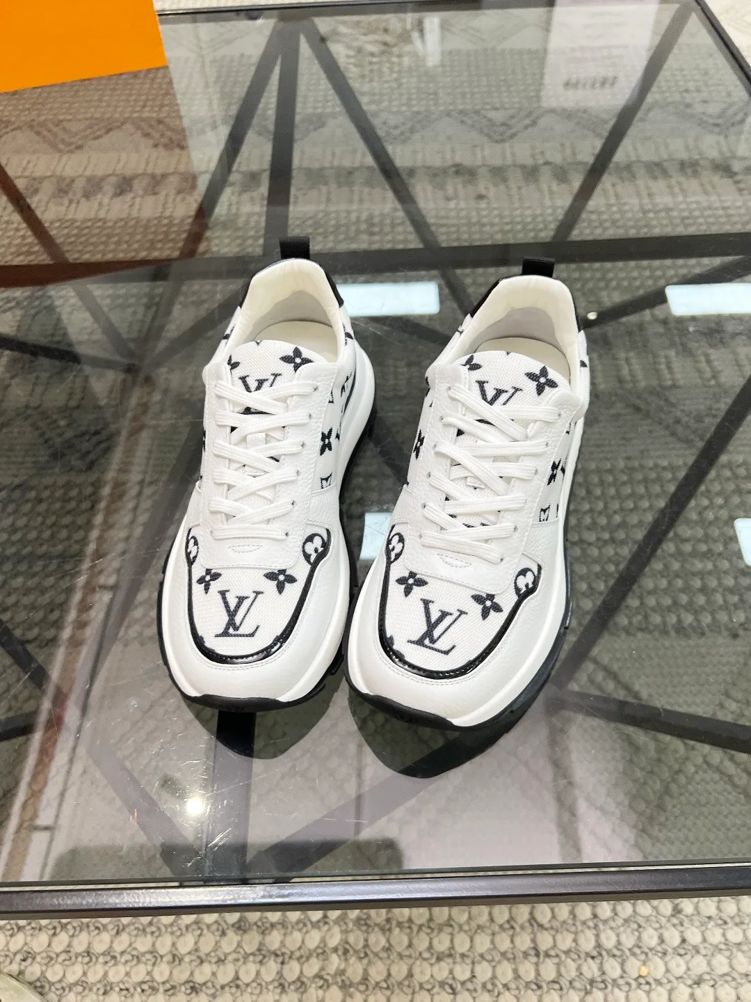 Factory price: 480💰LV🔍Top purchasing agent🇮🇹 Lu Street God's new sports shoes are coming and are available at counters simultaneously. Original factory configuration, original cowhide imported from Italy with mesh fabric, high-quality printing and splicing complex process, sports trendy person, imported water-dyed cowhide lining, sole: Wang Yuan factory specially provides the original sole, super comfortable, original factory follow-up goods 🔍🔍High quality, you can enter and leave the counter at will, welcome to compare and synchronize with the counter, code number 38-44, customized 45